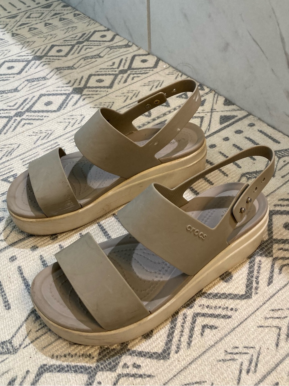 CROCS Beige Platform low wedge Sandals Modern Comfort women’s size 8